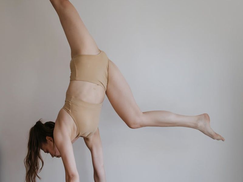 Focused athlete demonstrating core stability and control.